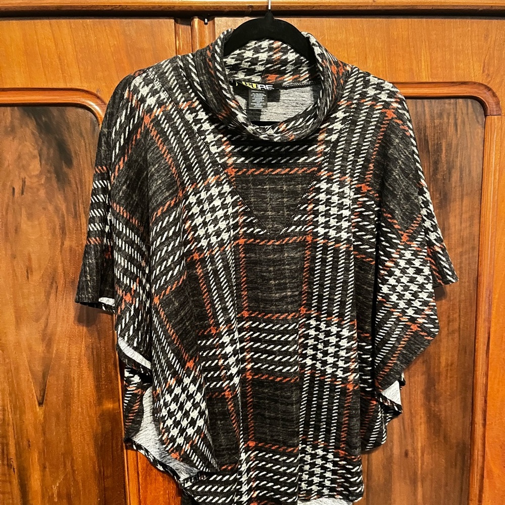 PURE Essence Top and Matching Cape - Picture 4 of 5